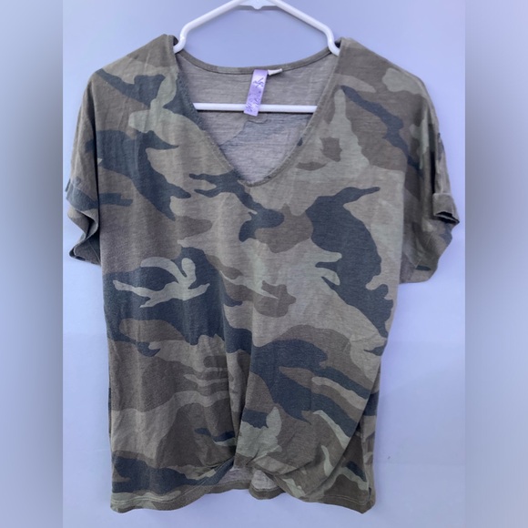 Francesca's Alya Short Sleeve Camouflage Top - Picture 1 of 5